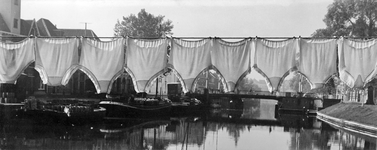 361045 Afbeelding van een waslijn met onderbroeken (op een schip vermoedelijk) te Utrecht, met op de achtergrond de ...